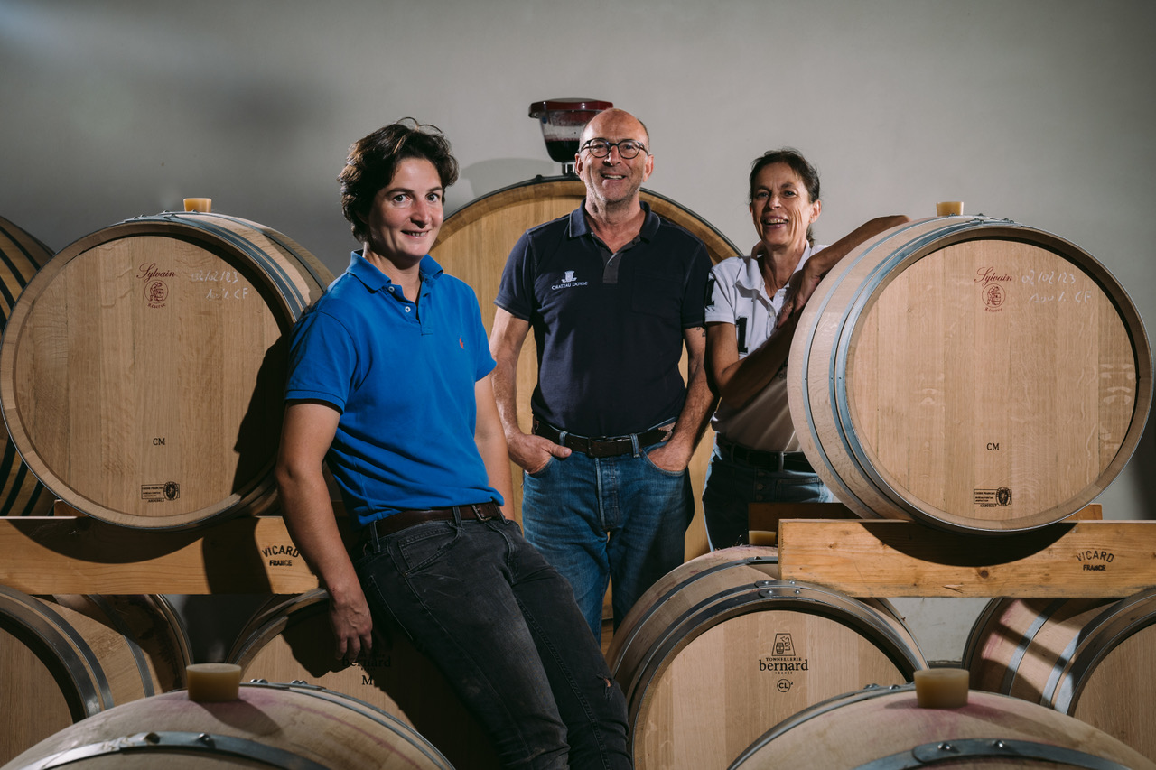 famille vigneronne dans chai